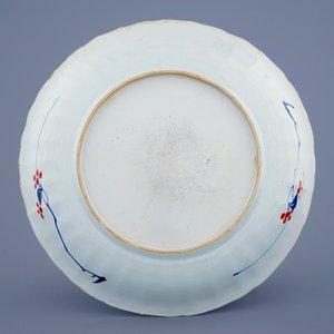 Een grote Chinese famille verte schotel met het wapen van Artoys, Kangxi/Yongzheng, ca. 1720 — foto 2