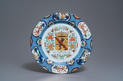 Een grote Chinese famille verte schotel met het wapen van Namen, Kangxi/Yongzheng