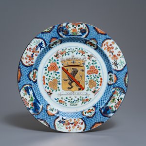 Een grote Chinese famille verte schotel met het wapen van Namen, Kangxi/Yongzheng — foto 1