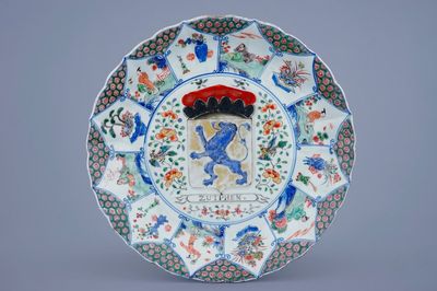 Een grote Chinese famille verte schotel met het wapen van Zutphen, Kangxi/Yongzheng, ca. 1720