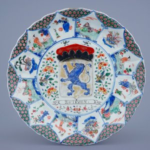 Een grote Chinese famille verte schotel met het wapen van Zutphen, Kangxi/Yongzheng, ca. 1720 — foto 1