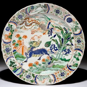 Een grote Chinese famille verte schotel met qilin en feniks decor, Kangxi — foto 1