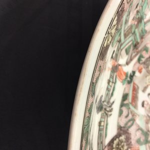 Een grote Chinese famille verte schotel: Romance of the Western Chamber, Kangxi — foto 7