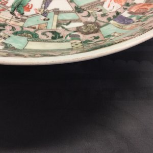 Een grote Chinese famille verte schotel: Romance of the Western Chamber, Kangxi — foto 8