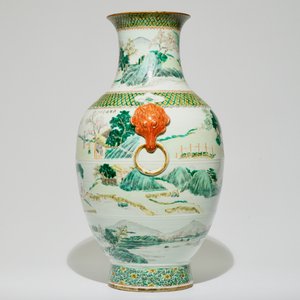 Een grote Chinese famille verte vaas met landschapsdecor en kalligrafie, 19e eeuw — foto 2