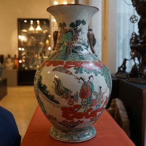 Een grote Chinese famille verte vaas met olifanten als handgrepen, 19e eeuw — foto 8
