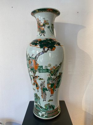 Een grote Chinese famille verte vaas met verhalend decor, Kangxi merk, 19e eeuw — foto 2