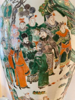 Een grote Chinese famille verte vaas met verhalend decor, Kangxi merk, 19e eeuw — foto 7