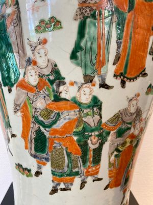Een grote Chinese famille verte vaas met verhalend decor, Kangxi merk, 19e eeuw — foto 8