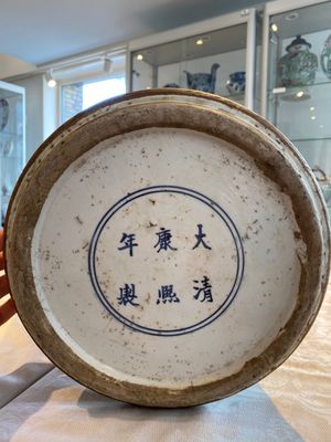 Een grote Chinese famille verte vaas met verhalend decor, Kangxi merk, 19e eeuw — foto 10