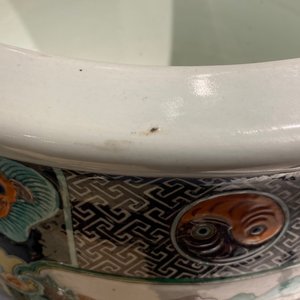 Een grote Chinese famille verte vissenkom met reliëfdecor, 19e eeuw — foto 11