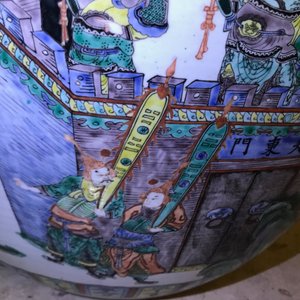 Een grote Chinese famille verte vissenkom met verhalend decor, 19e eeuw — foto 11