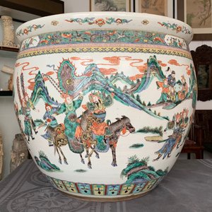 Een grote Chinese famille verte vissenkom met verhalend decor, 19e eeuw — foto 14