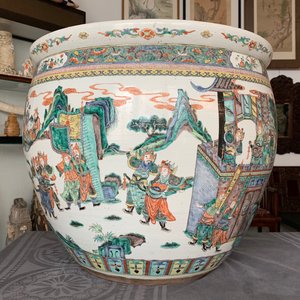 Een grote Chinese famille verte vissenkom met verhalend decor, 19e eeuw — foto 15