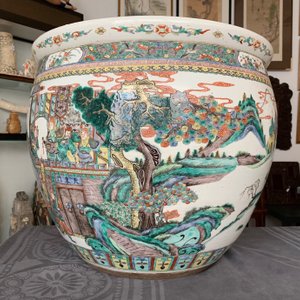 Een grote Chinese famille verte vissenkom met verhalend decor, 19e eeuw — foto 16