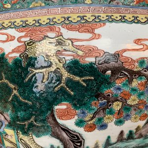 Een grote Chinese famille verte vissenkom met verhalend decor, 19e eeuw — foto 18