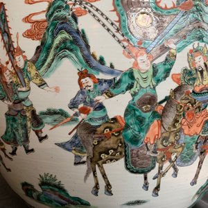 Een grote Chinese famille verte vissenkom met verhalend decor, 19e eeuw — foto 25