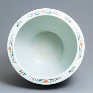 Een grote Chinese famille verte vissenkom met verhalend decor, 19e eeuw — foto 5