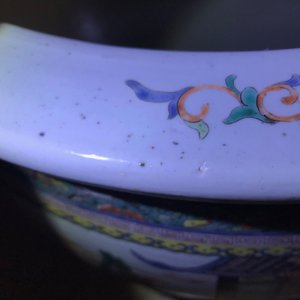 Een grote Chinese famille verte vissenkom met verhalend decor, 19e eeuw — foto 7