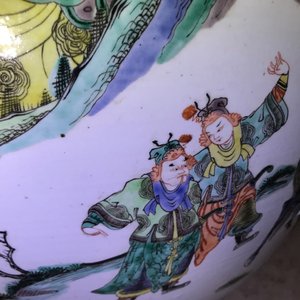 Een grote Chinese famille verte vissenkom met verhalend decor, 19e eeuw — foto 9