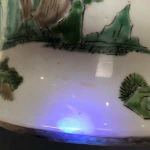 Een grote Chinese famille verte yenyen vaas met figuratief decor rondom, Kangxi — foto 13