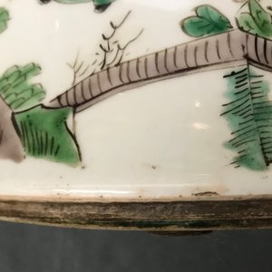 Een grote Chinese famille verte yenyen vaas met figuratief decor rondom, Kangxi — foto 16