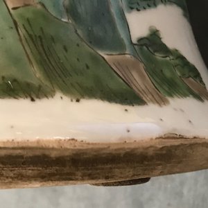 Een grote Chinese famille verte yenyen vaas met figuratief decor rondom, Kangxi — foto 18