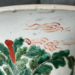 Een grote Chinese famille verte yenyen vaas met figuratief decor rondom, Kangxi — foto 19