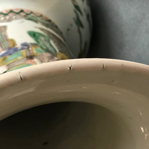 Een grote Chinese famille verte yenyen vaas met figuratief decor rondom, Kangxi — foto 25