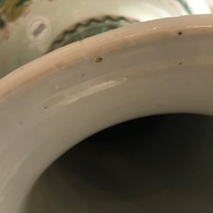 Een grote Chinese famille verte yenyen vaas met figuratief decor rondom, Kangxi — foto 26