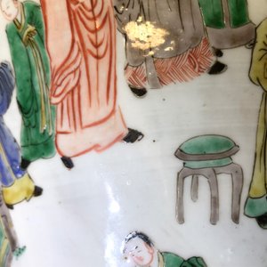 Een grote Chinese famille verte yenyen vaas met figuratief decor rondom, Kangxi — foto 29