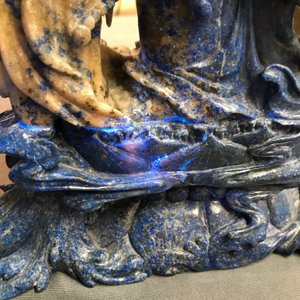Een grote Chinese figuur van Guanyin in lapis lazuli, 20e eeuw — foto 23