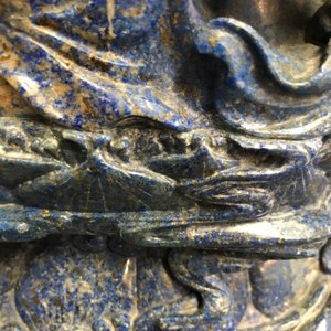 Een grote Chinese figuur van Guanyin in lapis lazuli, 20e eeuw — foto 28