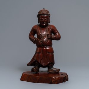 Een grote Chinese gelakt houten figuur van een wachter, 19e eeuw — foto 2