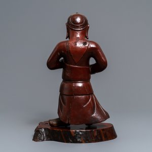 Een grote Chinese gelakt houten figuur van een wachter, 19e eeuw — foto 4