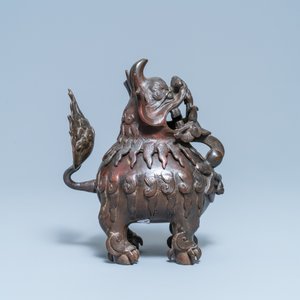 Een grote Chinese gelakte bronzen wierookbrander in de vorm van een luduan, Ming — foto 4
