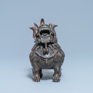 Een grote Chinese gelakte bronzen wierookbrander in de vorm van een luduan, Ming — foto 5