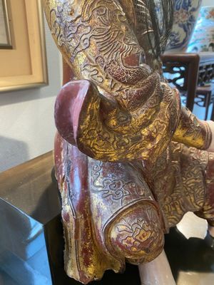 Een grote Chinese gelakte en gepolychromeerde houten sculptuur van Guandi, 18e eeuw — foto 11