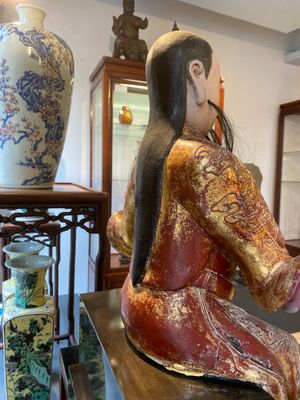 Een grote Chinese gelakte en gepolychromeerde houten sculptuur van Guandi, 18e eeuw — foto 12