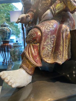 Een grote Chinese gelakte en gepolychromeerde houten sculptuur van Guandi, 18e eeuw — foto 14