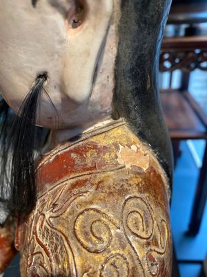Een grote Chinese gelakte en gepolychromeerde houten sculptuur van Guandi, 18e eeuw — foto 16