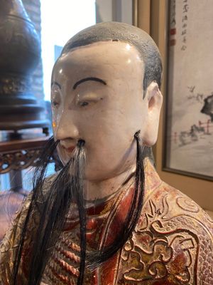 Een grote Chinese gelakte en gepolychromeerde houten sculptuur van Guandi, 18e eeuw — foto 4