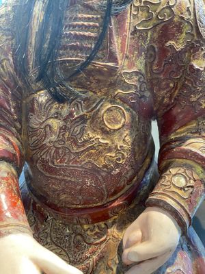 Een grote Chinese gelakte en gepolychromeerde houten sculptuur van Guandi, 18e eeuw — foto 9