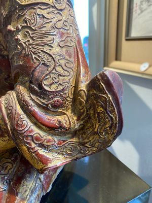 Een grote Chinese gelakte en gepolychromeerde houten sculptuur van Guandi, 18e eeuw — foto 10