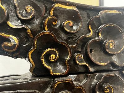 Een grote Chinese gelakte houten sokkel in de vorm van een driepotige pad, Ming — foto 8