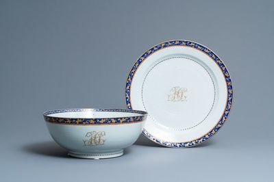 Een grote Chinese gemonogrammeerde exportporseleinen kom met bijhorende schotel, Qianlong