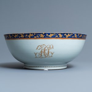 Een grote Chinese gemonogrammeerde exportporseleinen kom met bijhorende schotel, Qianlong — foto 4