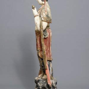 Een grote Chinese gepolychromeerd houten sculptuur van Guanyin, 18/19e eeuw — foto 5