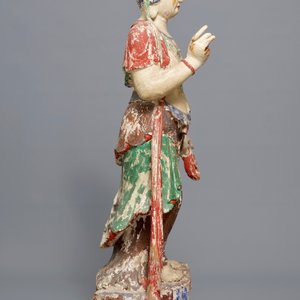 Een grote Chinese gepolychromeerd houten sculptuur van Guanyin, 18/19e eeuw — foto 3