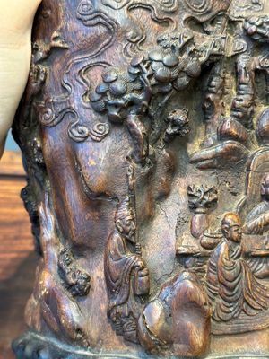 Een grote Chinese gestoken huanghuali houten penselenpot met Taoïstisch decor, 17/18e eeuw — foto 11